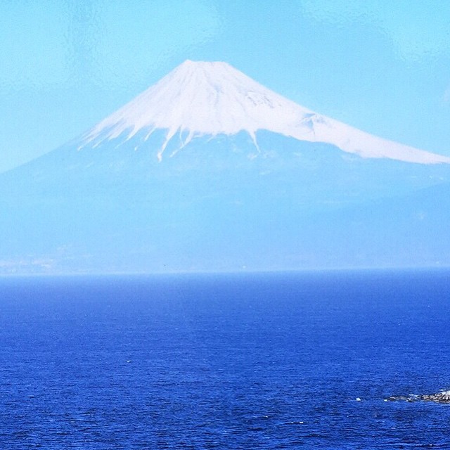 【今日も笑顔の１日であるために】おはようございます！見るだけで心のブロックが解除される富士山をお届けします。この富士山は恋人岬から晴れたらこう見える富士山の写真を撮ったものです。月曜日の朝だから？天気がスッキリ晴れないから？昨日のリフレッシュのリバウンドか？ ブルーな気分はブロック解除して今週も元気にいきましょう