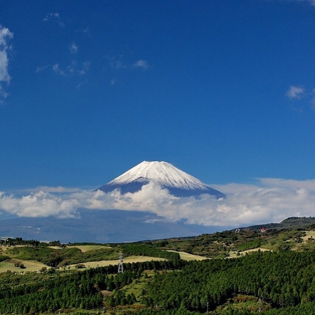 【今日も笑顔の１日であるために】おはようございます！見るだけで心のブロックが解除される富士山をお届けしています。お日様が恋しい、富士山が恋しいですね。 「雨は憂鬱」のブロック解除して今日できることを取り組みます！写真は伊豆スカイラインからの富士山。伊豆スカイラインをオープンカーで走ったら気持ちいいだろうなぁ〜*(^o^)/*