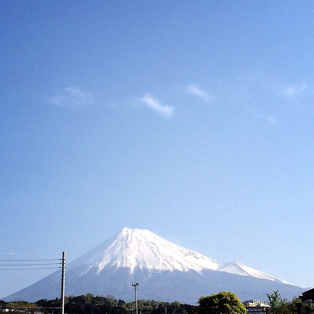 【今日も笑顔の１日であるために】おはようございます！見るだけで心のブロックが解除される、久しぶりにLIVE富士山をお届けです。昨日は私の誕生日にプレゼント、メッセージをありがとうございます！ 「おめでとう」を私に向けて下さった、その瞬間は、あなたの中に私だけがいる。この生で、あなたの人生の中に関われた、交りあえた、繋がれた事、あついものがこみ上げてきました。ありがとうございます！
