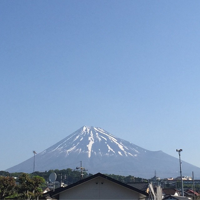 今朝の富士山と共に、おはようございます！ゴールデンウイークにふさわしい良いお天気、気持ちも気温も上がりそうデスね